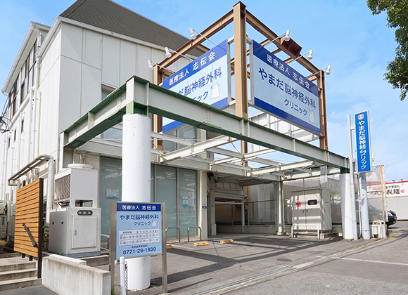 大通り沿いにあるクリニックの外観